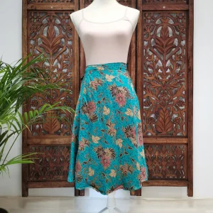 Korte wikkelrok met batikmotief turquoise